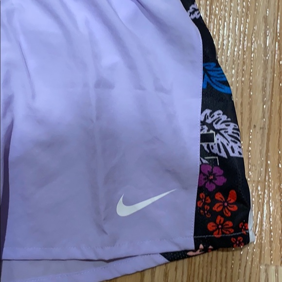Girl’s Nike Shorts - Picture 2 of 3